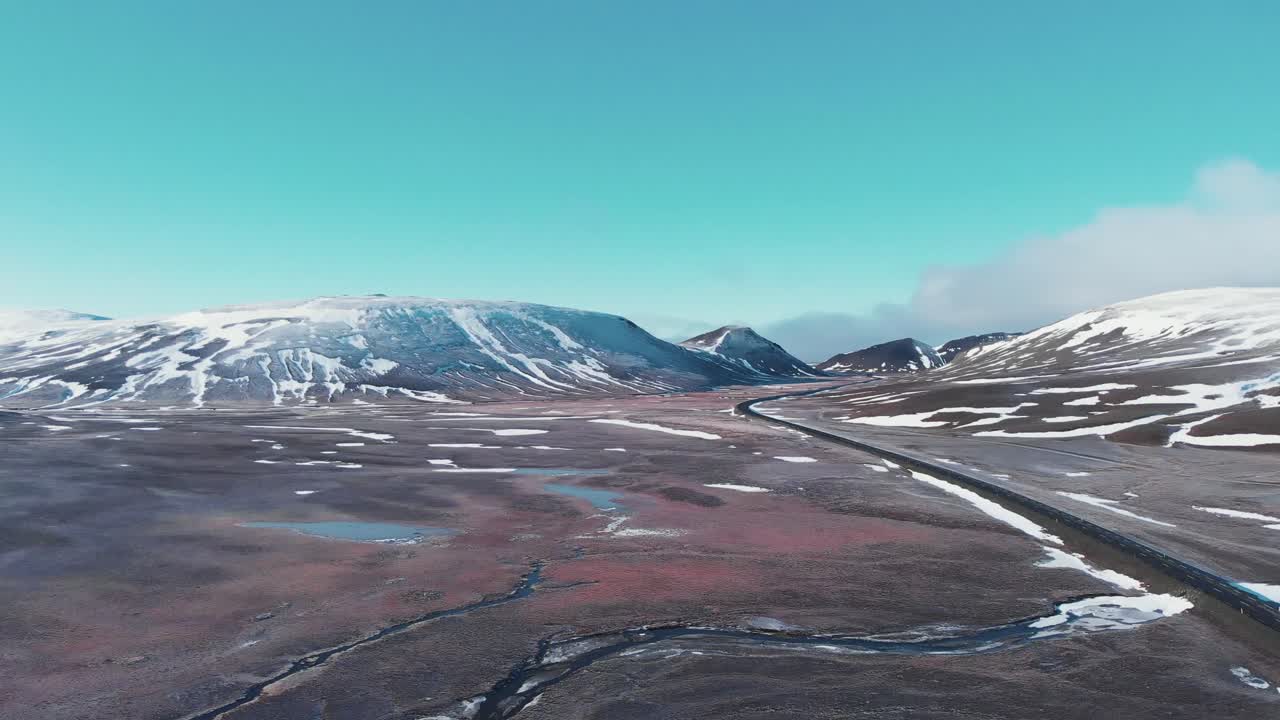 coches conduciendo por una carretera en un valle nevado de montaña en islandia, drone