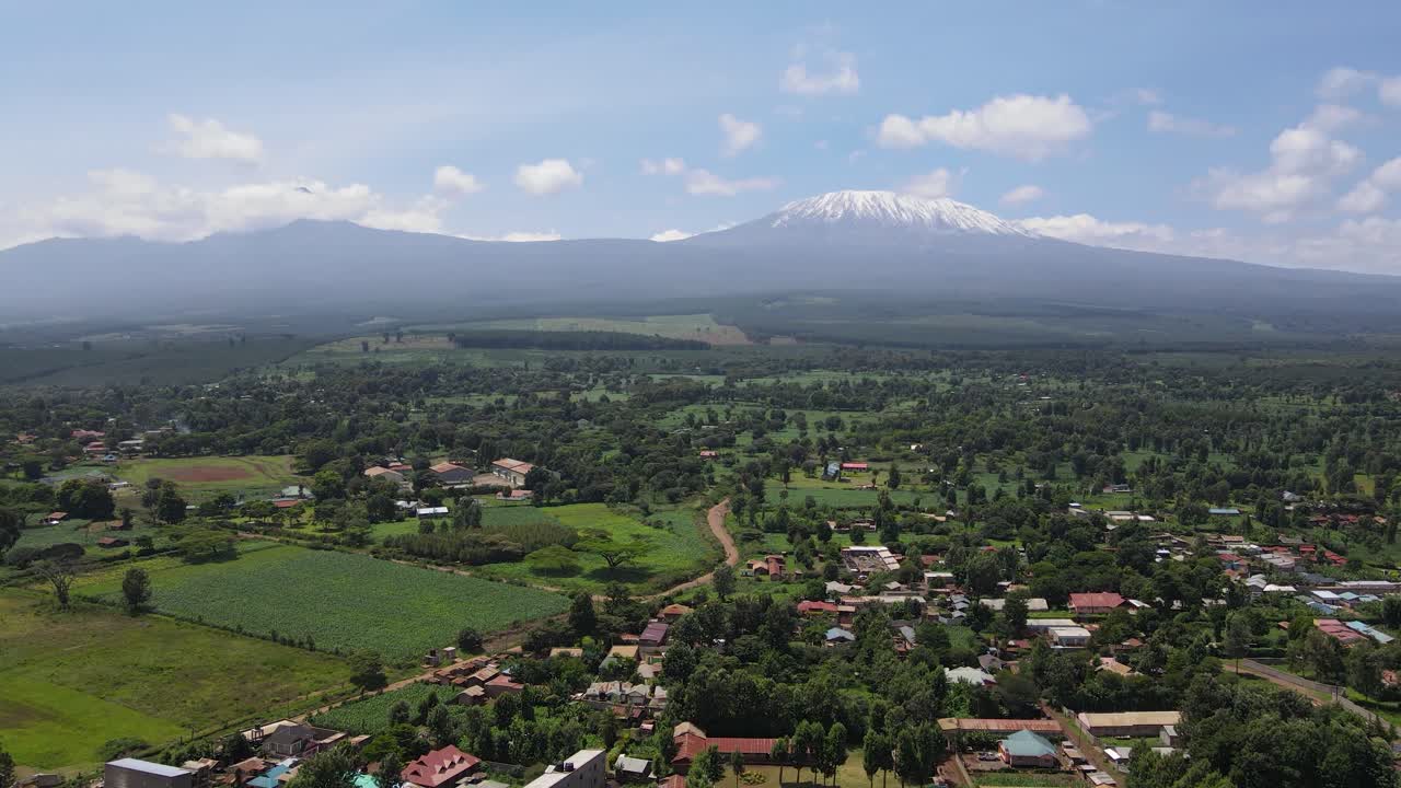 vista panorámica del monte kilimanjaro como se ve en la ciudad rural de loitokitok en kenia durante el día - toma aérea de drones