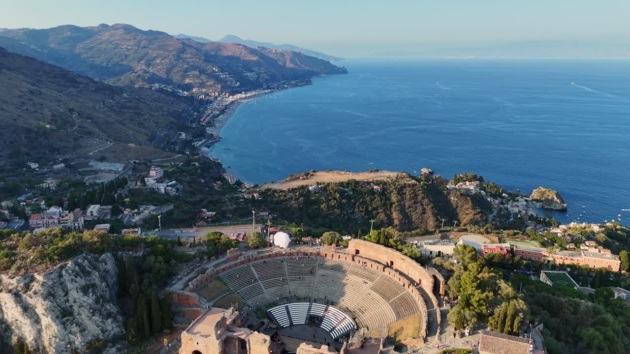 언덕 과 은 파란 물 이 있는 지중해 도시 의 해안 풍경