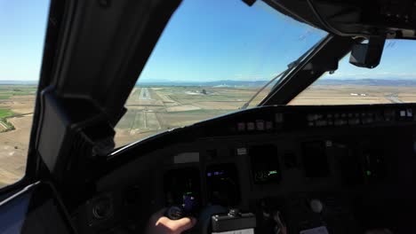 Vista-Panorámica-Del-Piloto-En-Tiempo-Real-Durante-Una-Aproximación-Para-Aterrizar-En-El-Aeropuerto-De-Lérida,-España,-En-Un-Espléndido-Día-Soleado-De-Verano