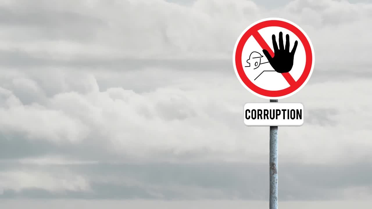 하늘의 구름에 대항하여 중단 부패 텍스트를 가진 신호판 게시물