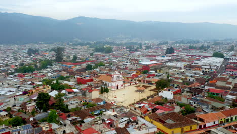 Revealing-drone-shot-of-San-Cristobal-de-las-Casas-Mexico,-centered-on-Catedral-de-San-Cristóbal-Mártir