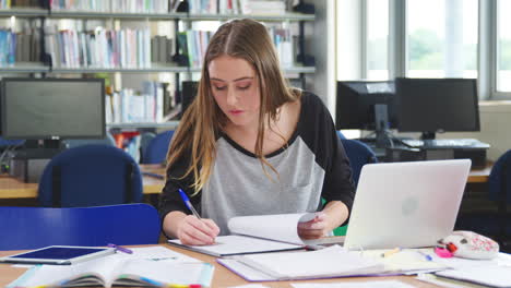 Studentin,-Die-Am-Computer-In-Der-Hochschulbibliothek-Arbeitet