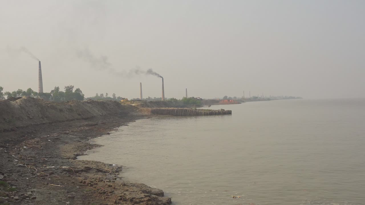 a indústria de tijolos é uma das várias indústrias desenvolvidas nas margens do ganges.