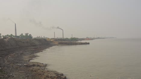 la industria del ladrillo es una de las diversas industrias desarrolladas en las orillas del ganges.