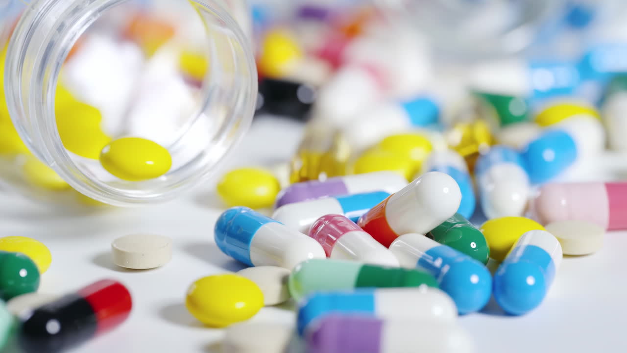 Farmaceutické doplňky stravy a vitamíny v různých formách a velikostech, včetně kapslí, tablet, pilulek, měkkých kapslí, lahví a sklenic, symbolizující moderní medicínu, zdraví a wellness, a různé léčby.
