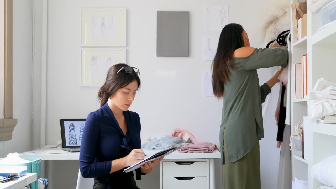 diseñadores de moda que trabajan en el estudio de diseño 4k