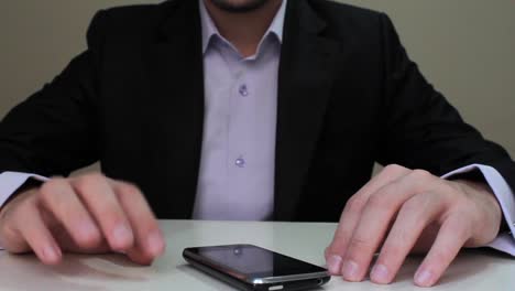 hombre de negocios usando teléfono móvil 10