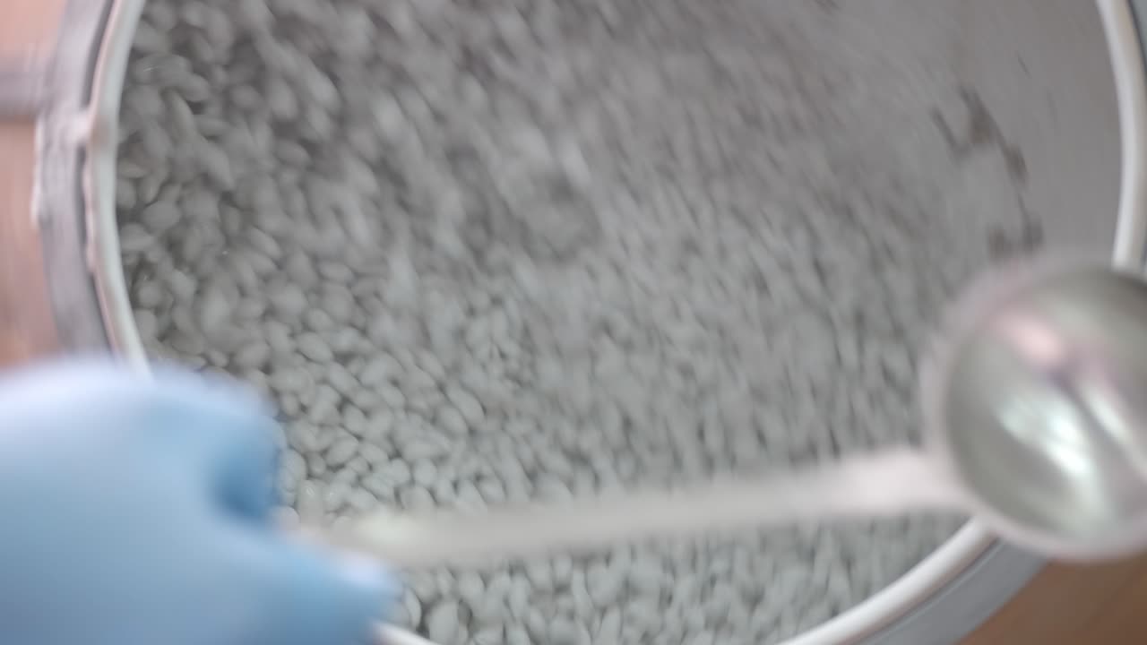 설탕에 절인 아몬드는 공장 기계 내부에서 회전하면서 터키 기쁨을 만듭니다.