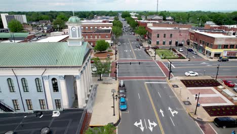 Antena-Sobre-El-Juzgado-Del-Condado-De-Davidson-En-Lexington-Nc,-Carolina-Del-Norte