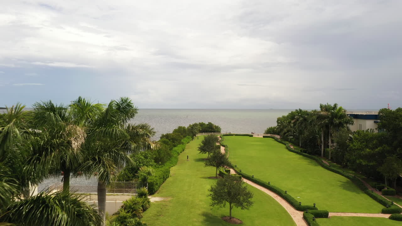 panorama aéreo del parque y la costa