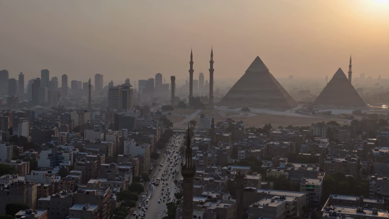 Vista aerea del Cairo al tramonto, che cattura le Piramidi e il paesaggio urbano in uno stile cinematografico, perfetto