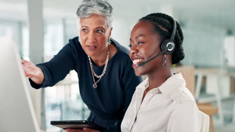 mujer de negocios que orienta a un joven empleado