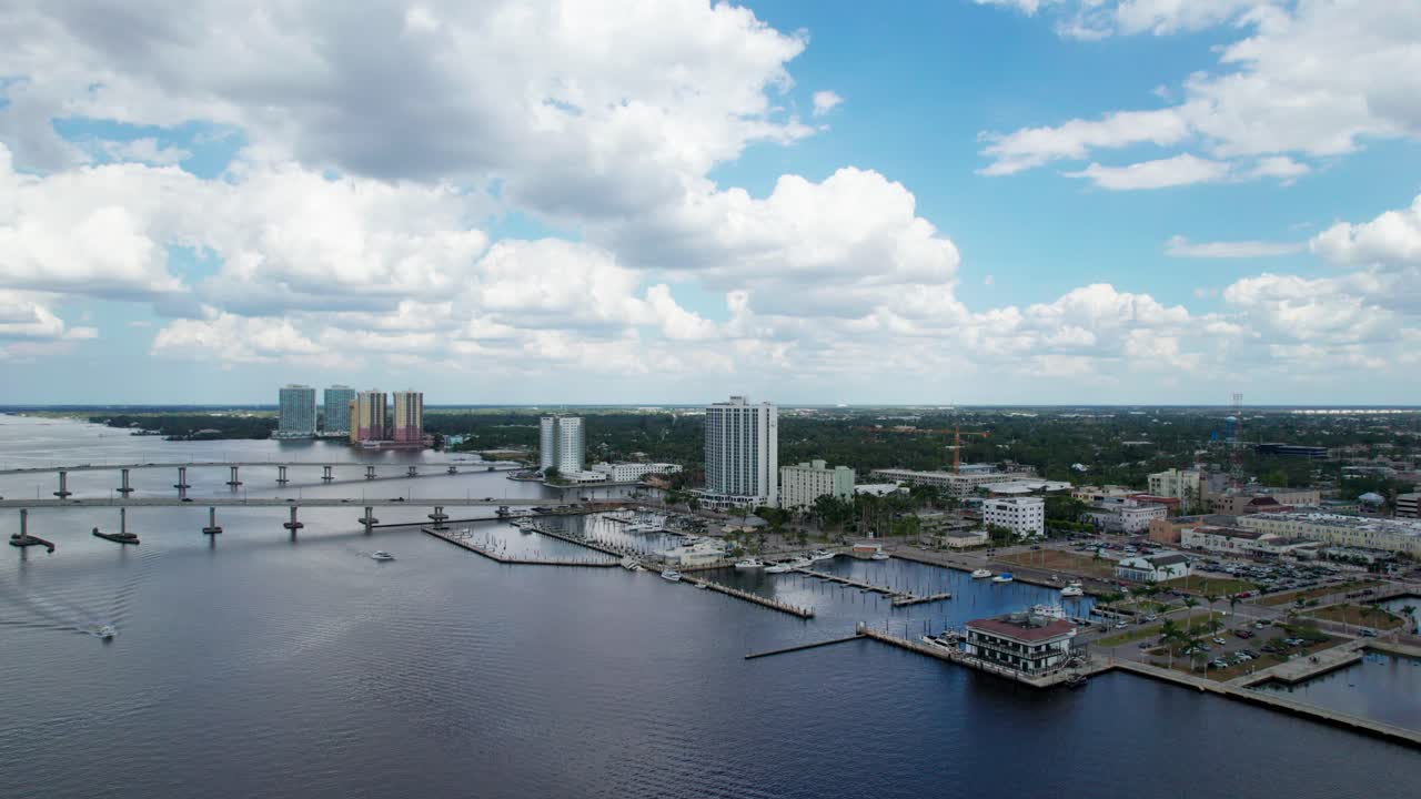 플로리다 주 포트 마이어스 시내의 고층 아파트를 보여주는 아름다운 드론 사진