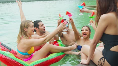 amigos disfrutando de una fiesta en la piscina