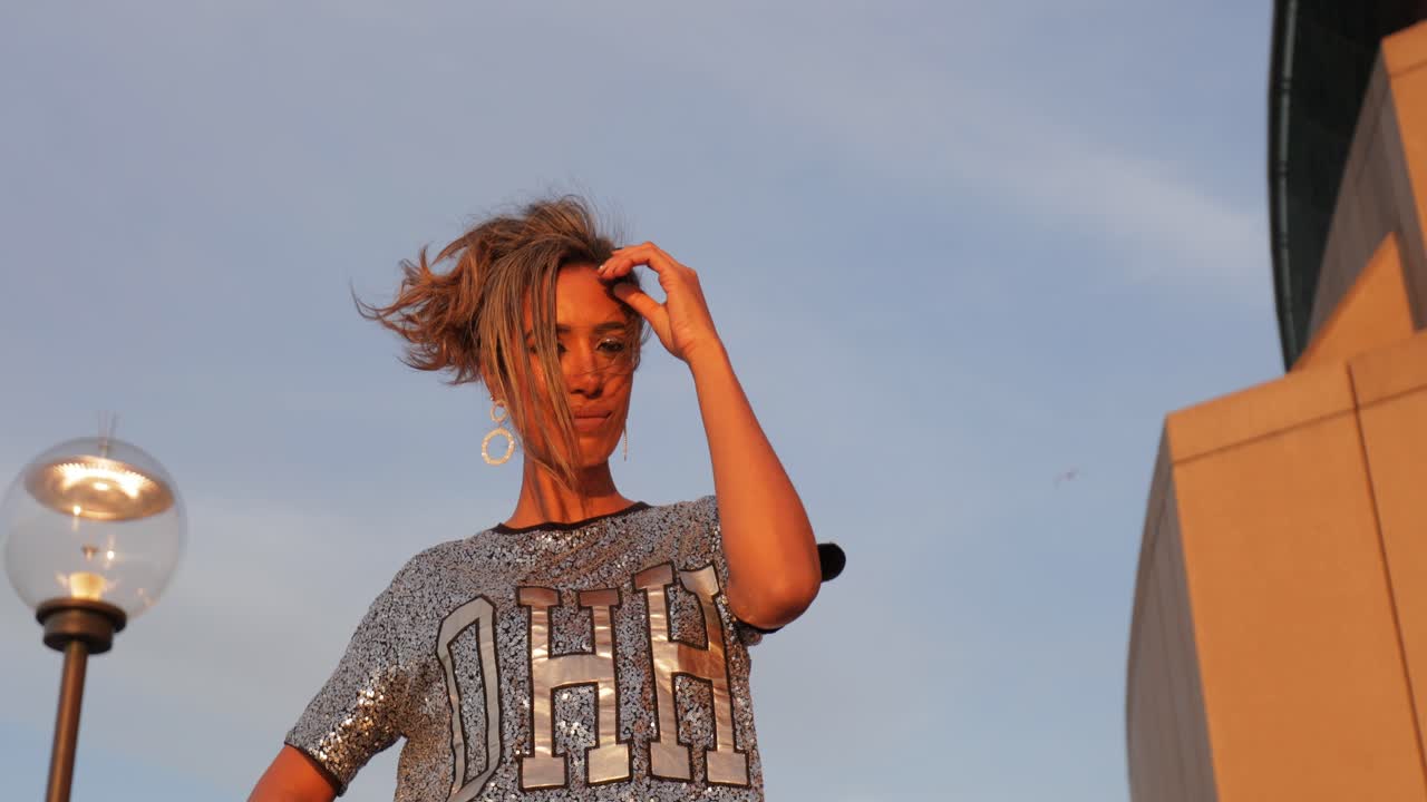 mujer joven atractiva posando para la cámara