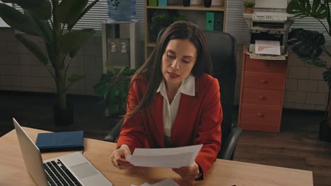 mujer que trabaja en una oficina