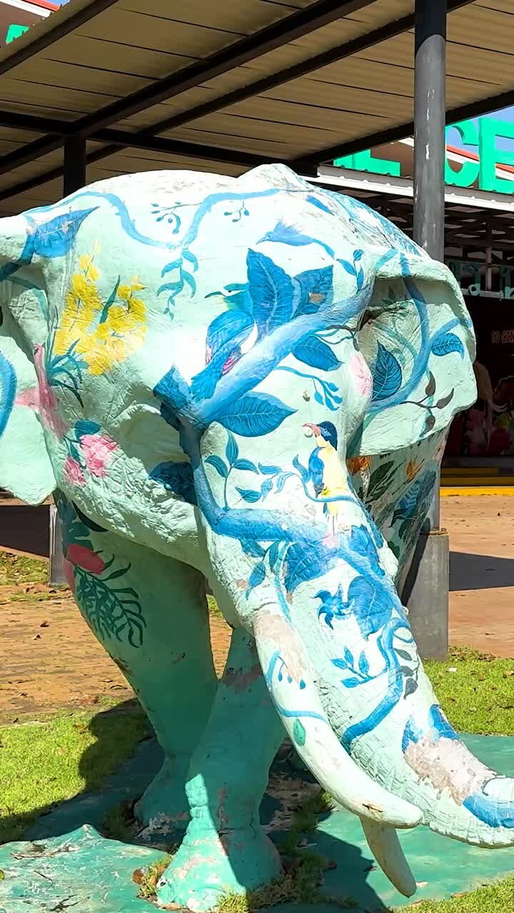 Statua decorativa di elefante in uno zoo