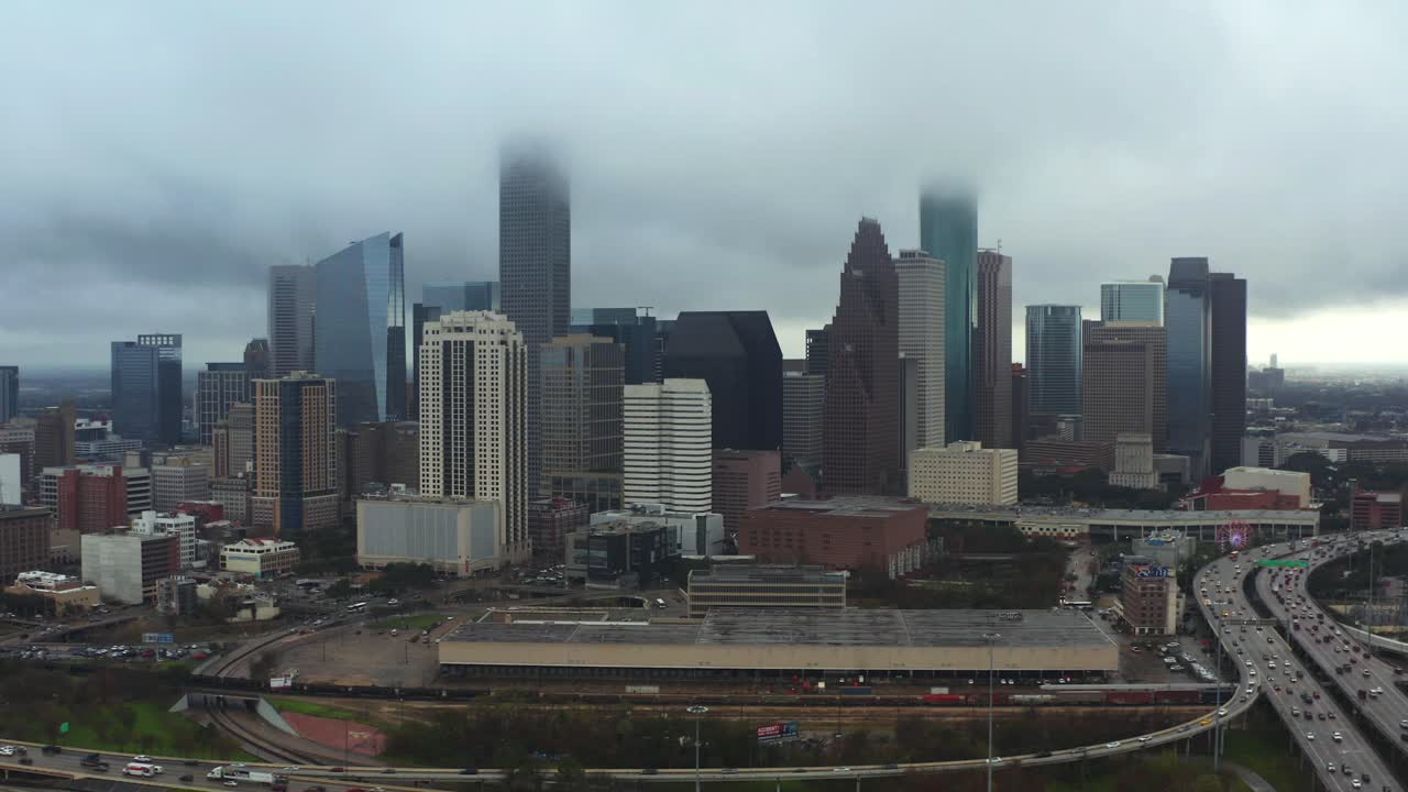 este video es sobre una vista aérea del centro de houston en un día lluvioso y nublado