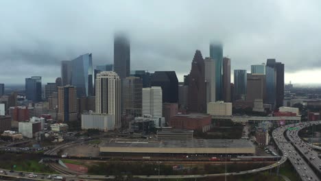 Este-Video-Es-Sobre-Una-Vista-Aérea-Del-Centro-De-Houston-En-Un-Día-Lluvioso-Y-Nublado