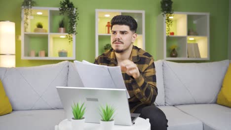 joven mirando los documentos en su mano pensativo.
