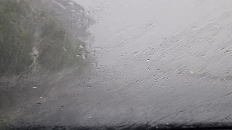 Mirando-Por-La-Ventana-De-Un-Coche-Con-Fuertes-Lluvias,-Granizo-E-Inundaciones-En-La-Autopista-De-Auckland-En-Nueva-Zelanda