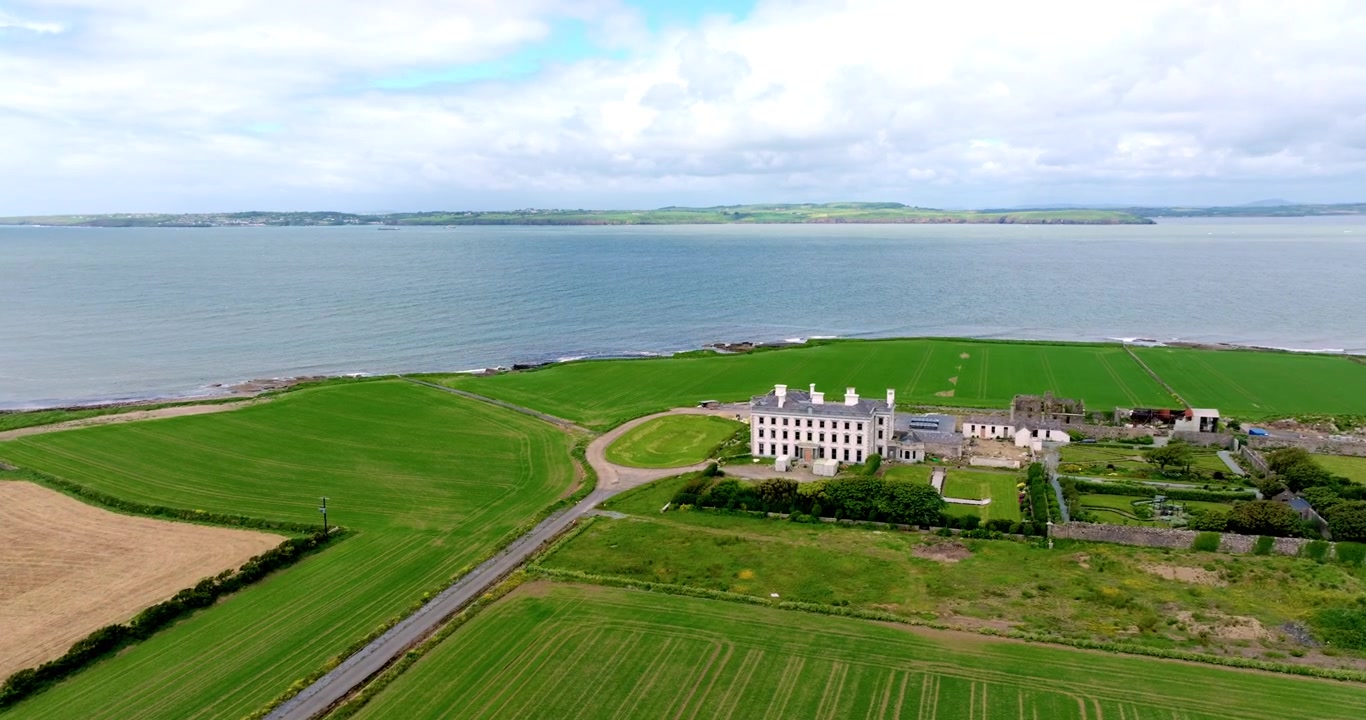 Lugares épicos de Irlanda: sobrevuelo con dron de Loftus Hall, península de Hook en Wexford, con el estuario de Waterford de fondo.