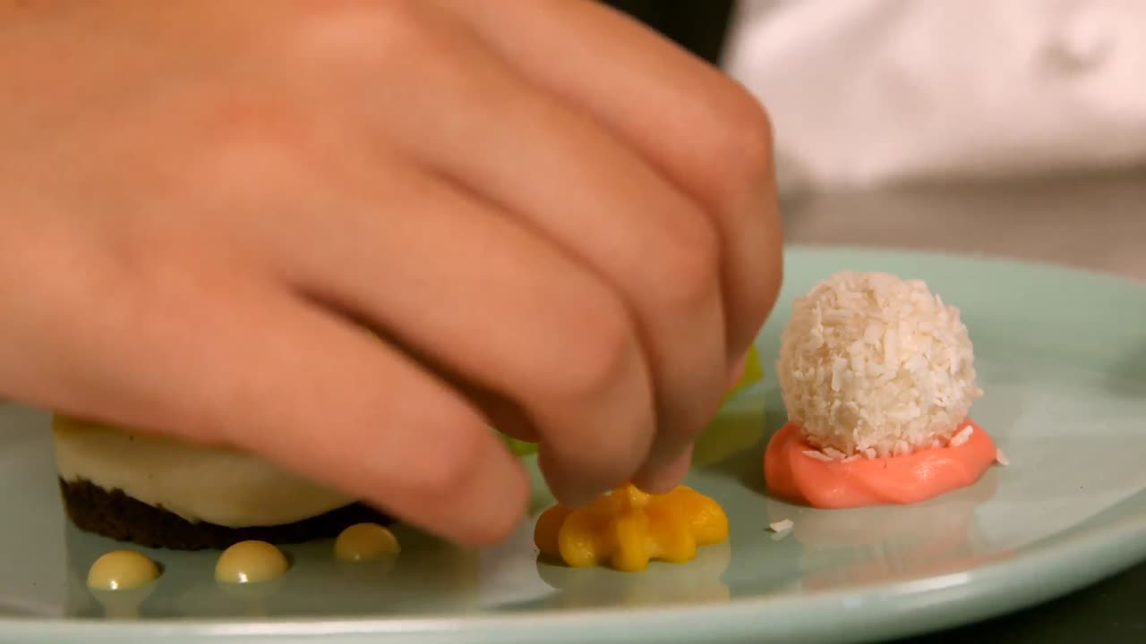 디저트 음식을 준비 하는 요리사 의 손