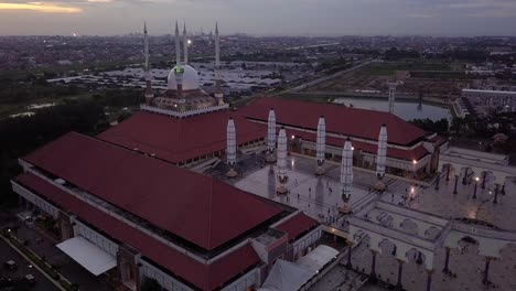 Toma-De-Drones-En-Movimiento-De-La-Gran-Mezquita-De-Java-Central-En-Tiempo-Suset