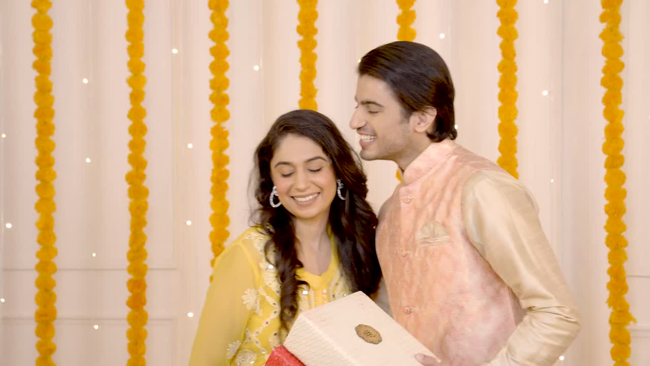 una pareja india celebra el diwali.