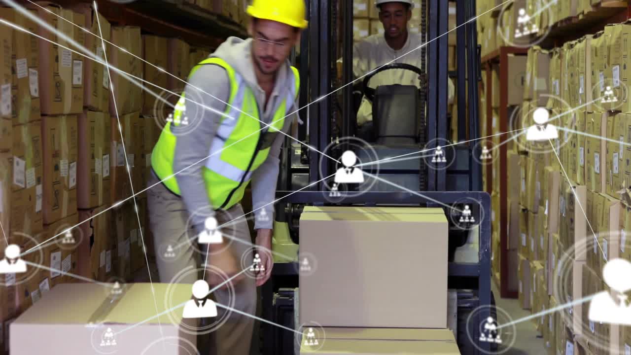 Después de cargar tres cajas, un trabajador apilando, un operador alineando las horquillas, e iconos tecnológicos conectando el inventario.
