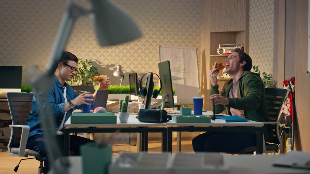 이야기하는 크리에이터들이 점심에 함께 피자를 먹고, 편안한 남자들이 저녁을 즐기고