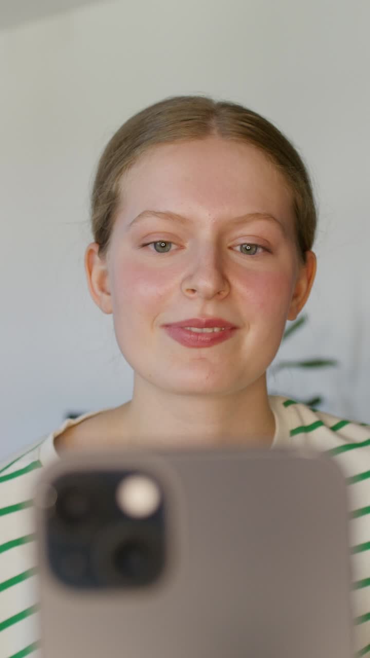 mujer tomando una llamada de video selfie