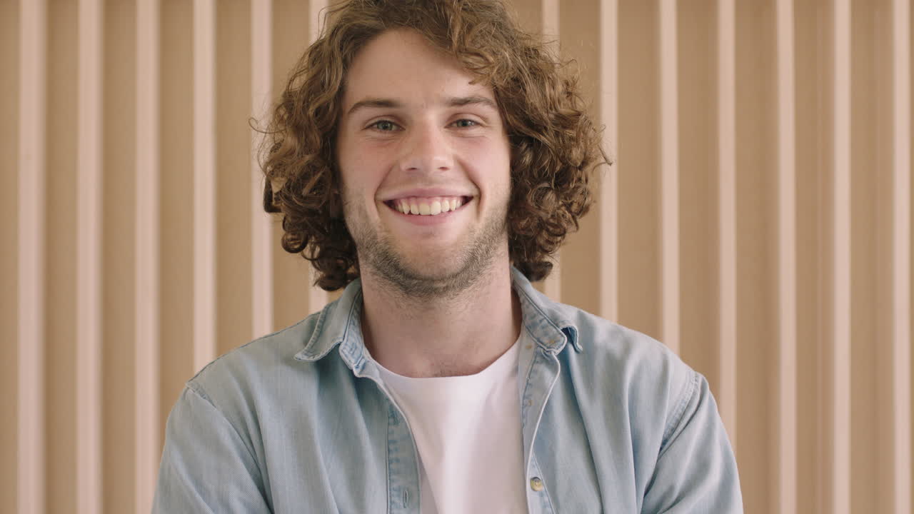 retrato de un joven simpático y amigable sonriendo feliz mirando a la cámara relajado confiado hombre en el interior