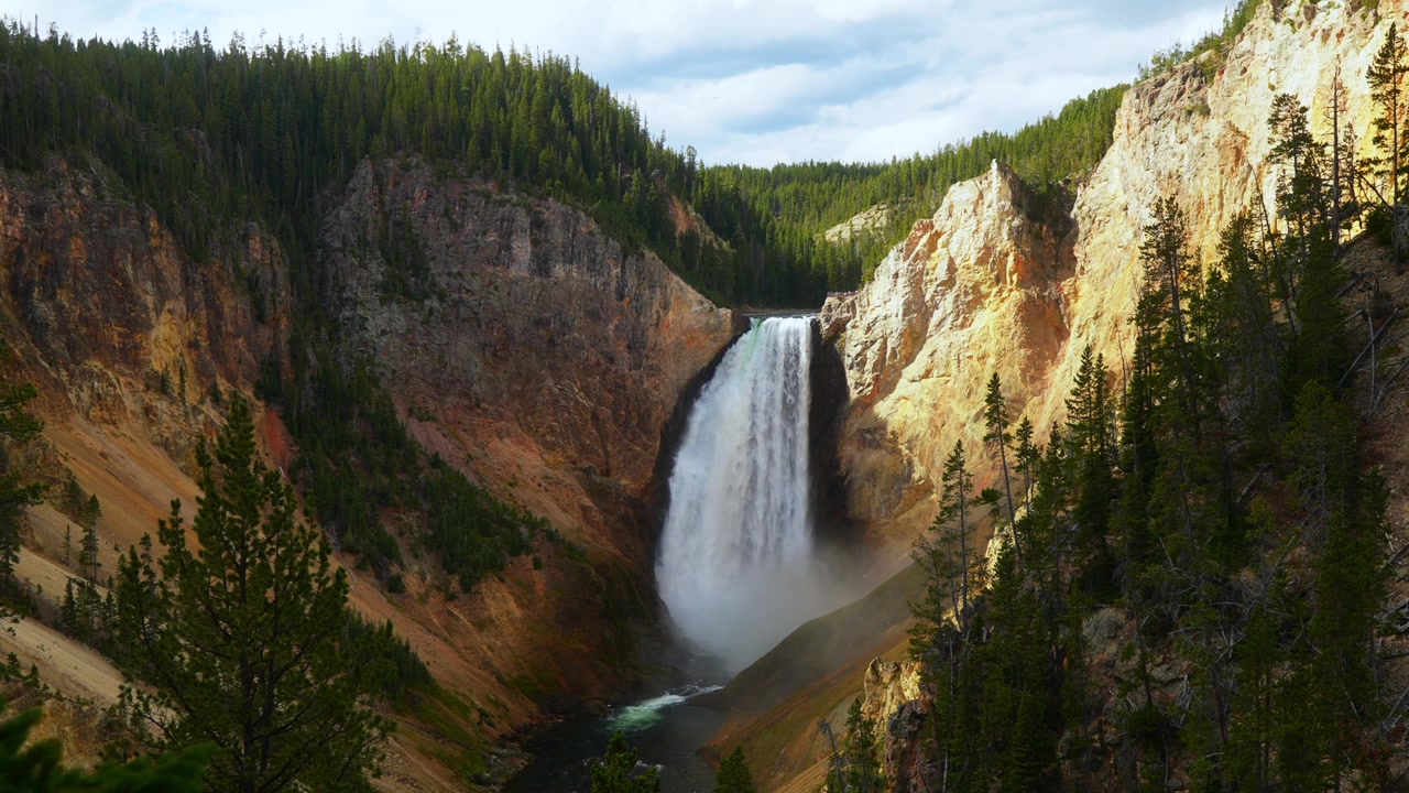 Air terjun bertingkat Grand Canyon of the Yellowstone, Red Rock Lookout, Inspiration Point, North Rim Drive, Taman Nasional Yellowstone Wyoming, pemandangan pagi berawan cerah, alam indah, Sungai Yellowstone