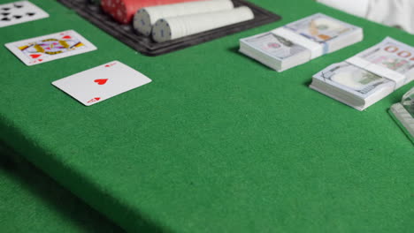 cerrar la compra de fichas de póquer en un casino en una mesa de blackjack con pilas de efectivo