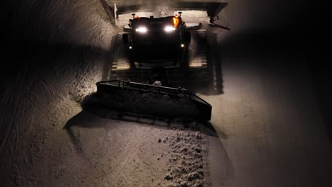 limpieza de nieve en el trabajo por la noche en los dolomitas, italia, suavización de pistas de esquí para entusiastas de los deportes de invierno, vista aérea