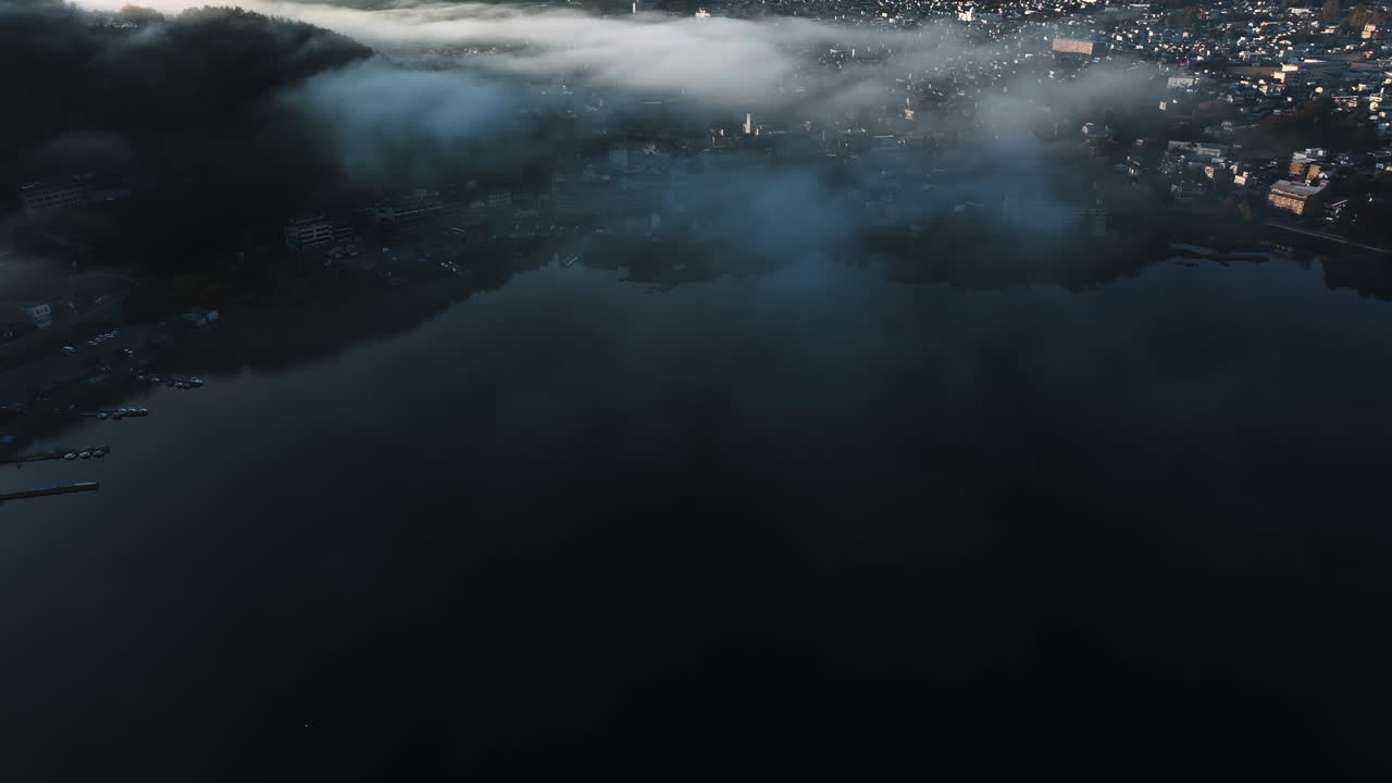 воздушное изображение озера кавагучи, города фудзикавагучико и горы фудзи, солнечное утро в японии