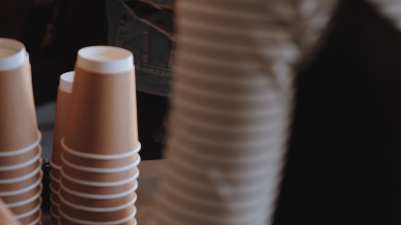 hombre de negocios haciendo pagos sin contacto usando un teléfono inteligente transferencia de dinero móvil hombre comprando café en una cafetería disfrutando del servicio en un restaurante