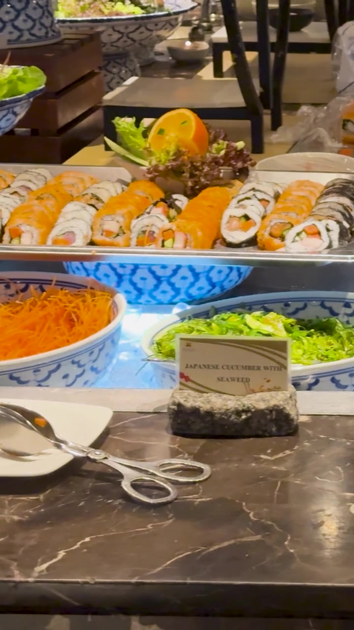 Vasta gamma di piatti colorati in un ambiente buffet ben illuminato, che presenta diverse offerte culinarie in un ristorante thailandese