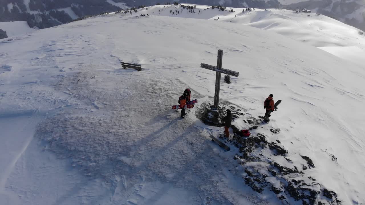 스노우 보더 그룹과 함께 오스트리아 산 정상에서 아름다운 드론 시차 효과