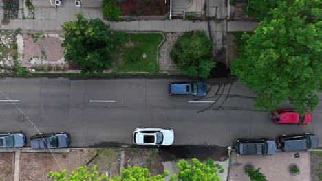 disparo descendente de una calle de un solo sentido en un barrio residencial