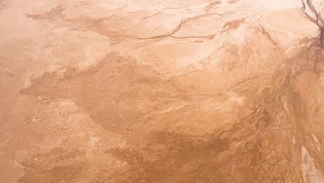 vuelo panorámico sobre el reseco paisaje del parque nacional kati thanda-lake eyre