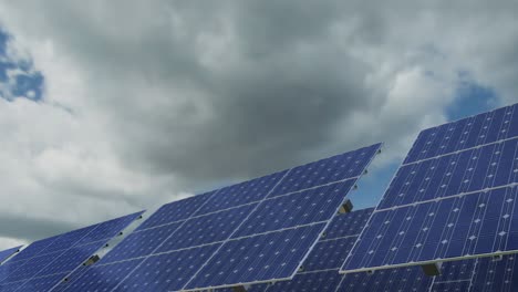 células de paneles solares contra el lapso de tiempo del horizonte en la granja de energía alternativa