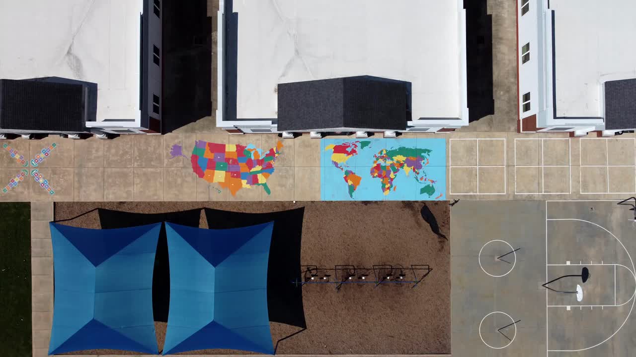 disparo aéreo descendente que muestra mapas de américa y el mundo