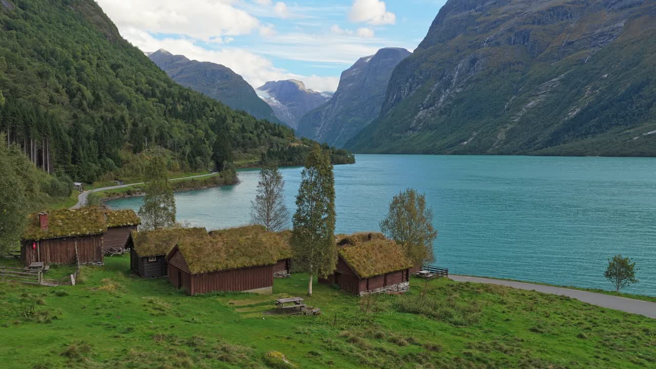 Lovatnet og Breng seterhytter sett ovenfra i dagslys, Norge