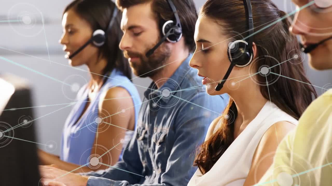 animación de redes de conexiones a través de personas de negocios que usan auriculares telefónicos
