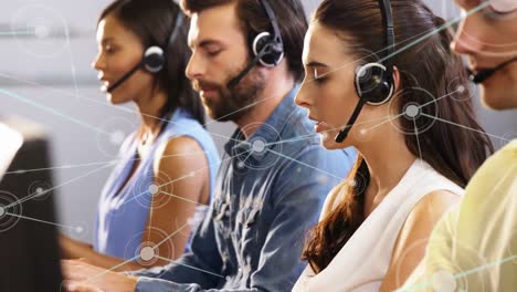 animación de redes de conexiones a través de personas de negocios que usan auriculares telefónicos