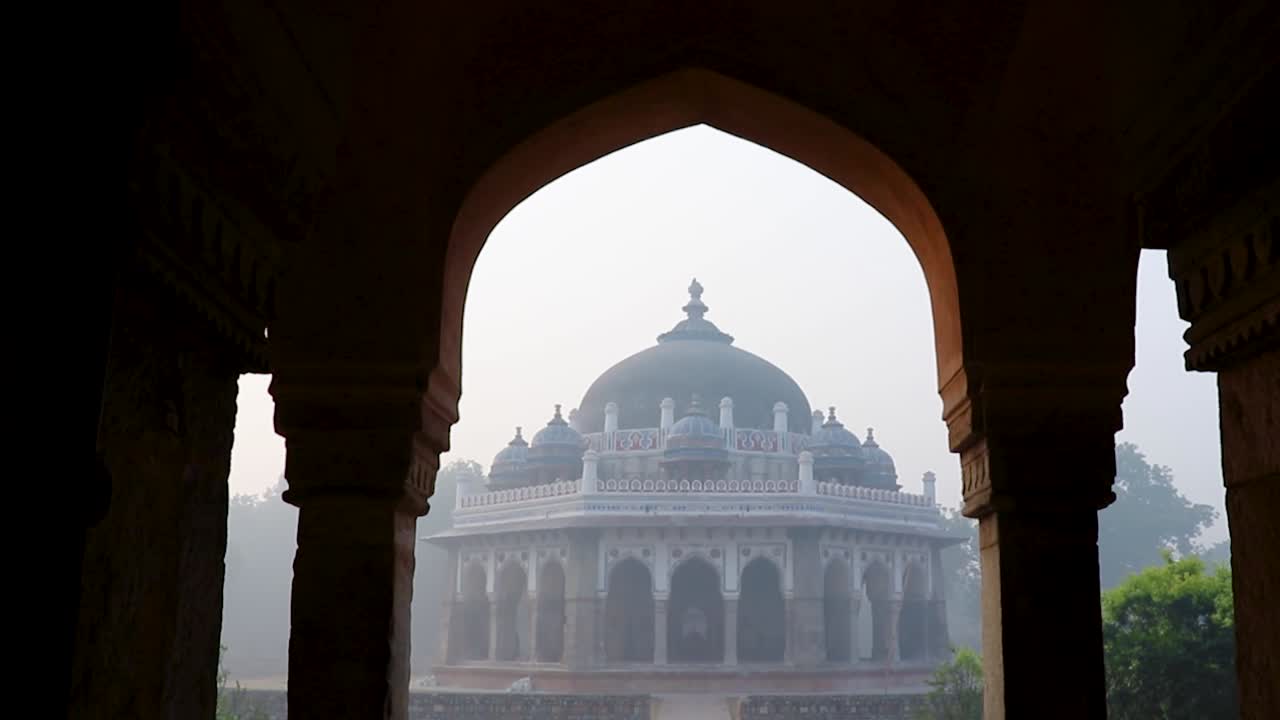 Nila gumbad de la tumba de Humayun vista exterior en una mañana brumosa desde una perspectiva única