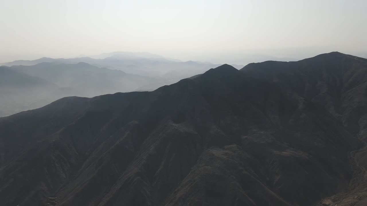 una foto de un dron de las montañas en la costa de perú